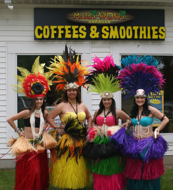 Hula dancers in front of Maui Wowi store