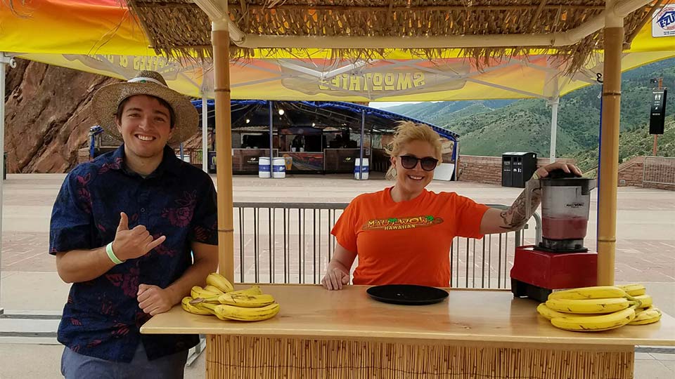 Two Maui Wowi franchisee at a kiosk